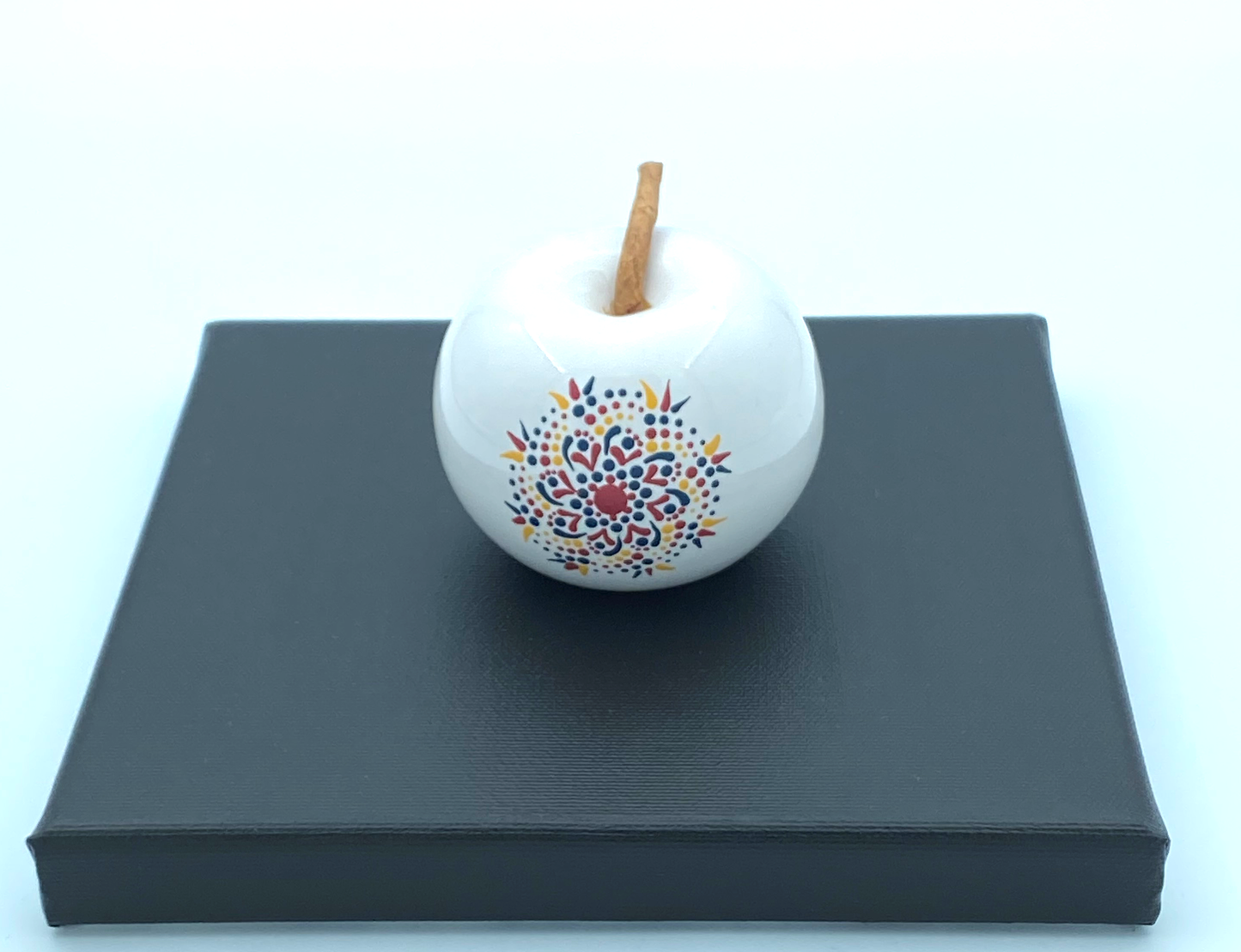 Jabolka - bela podlaga porcelan